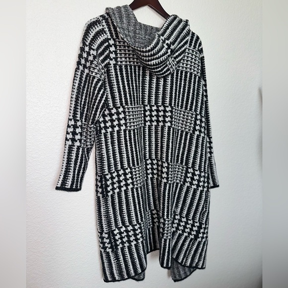 Chic Black and White Open-Front Cardigan Sweater - Picture 4 of 5